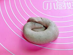 压扁的一段包住尖头一端的里面，捏紧！如图