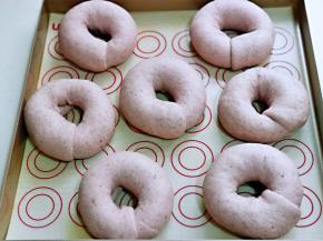 醒发好的贝果明显比原来变大。