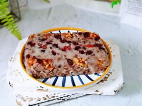 取出倒扣再盘中，撕下油纸，晾凉。