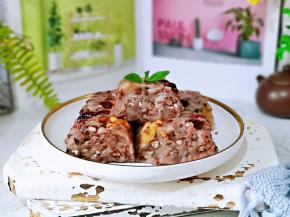 切开即可食用。(可以放冰箱冷藏后再切开，那样切出来的形状更好看，我有点着急，没有等凉就切开了，所以有点不整齐)