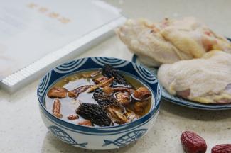 提前泡洗好菌菇及黄花菜干，然后再备红枣及半片油鸡。