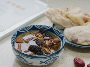 提前泡洗好菌菇及黄花菜干，然后再备红枣及半片油鸡。