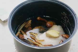 然后加入清水及适量的姜。