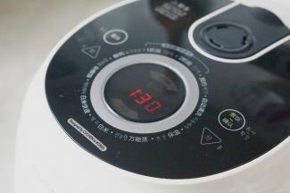 选择酷晨饭煲的一阶段的宝宝粥模式，进行一个半小时煲煮。