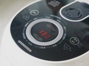 选择酷晨饭煲的一阶段的宝宝粥模式，进行一个半小时煲煮。