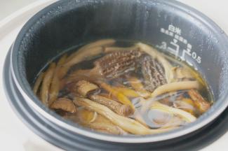 如图就是煲煮好的状态，很出味，鸡肉也很烂了呢。