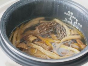 如图就是煲煮好的状态，很出味，鸡肉也很烂了呢。