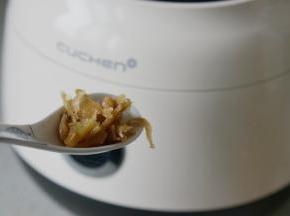 按个人口味添加适量的冬菜。