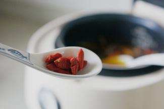 再加入适量的细盐及枸杞调味就可以出锅啦。