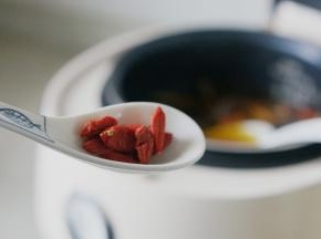 再加入适量的细盐及枸杞调味就可以出锅啦。