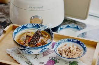 鸡肉经过长时间的煲煮，我们可以将它处理面手撕鸡的来配餐哦。