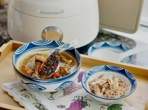 鸡肉经过长时间的煲煮，我们可以将它处理面手撕鸡的来配餐哦。