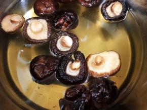 香菇用清水泡发