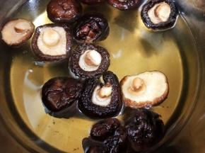 香菇用清水泡发