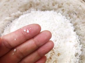 糯米淘洗干净后，加入清水泡一晚
等用手指轻轻碾碎