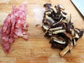 腊肠和香菇切片