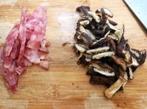 腊肠和香菇切片