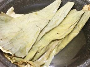 荷叶用清水泡软后，放入开水中煮几分钟杀菌