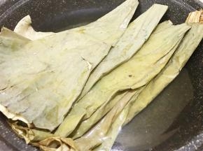 荷叶用清水泡软后，放入开水中煮几分钟杀菌