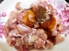 鸡腿肉去骨切小块，加入盐，料酒，蚝油，五香粉，胡椒粉，生粉拌匀腌制半小时