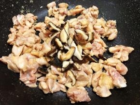 等鸡肉微微变色后加入香菇翻炒