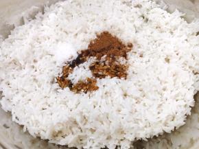 沥干水后加入盐，老抽，五香粉拌匀