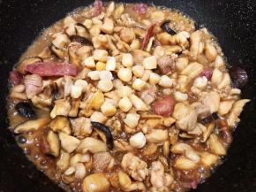 加入干贝，这时候加1勺老抽上色