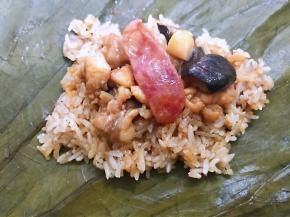 再放上炒好的鸡肉等，淋上少许鸡肉汤汁