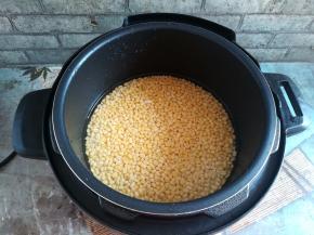 泡好的绿豆放入电压力锅里，加适量的水，没过绿豆大概1厘米的高度，煮15分钟，用手很容易的捏碎绿豆就可以了，要是没有电压力锅，可以隔水蒸40-50分钟