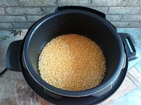 泡好的绿豆放入电压力锅里，加适量的水，没过绿豆大概1厘米的高度，煮15分钟，用手很容易的捏碎绿豆就可以了，要是没有电压力锅，可以隔水蒸40-50分钟