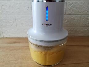 把熟的绿豆分2-3次放入料理机里打碎一些，这样打过的很细腻，就不需要过筛了