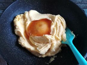 把白砂糖和麦芽糖一次性加到绿豆泥里，一开始可能会觉得有点稀，不停的翻炒十几分钟就好了