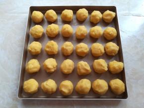 把绿豆泥按照30克每个，平均分成30多个