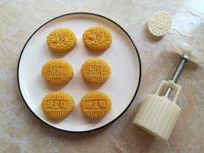 在月饼模具的花片上可以抹一点点油，把绿豆泥放到模具里，按压出形状