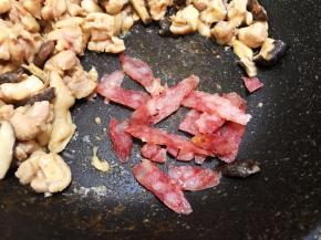 加入腊肠片炒出油