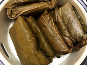 做好的糯米鸡放入蒸格里，蒸30分钟即可，我只蒸了4个，剩下的等凉透放入冰箱冷冻保存，吃的时候拿出来蒸透