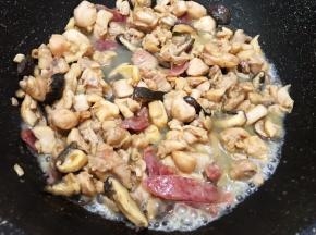 加入半碗泡发干贝的水煮两分钟