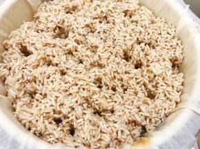 装入铺有纱布的蒸格里，插上几个洞隔水蒸至完全熟透，如果蒸出来夹生可以撒些纯净水继续蒸至熟透