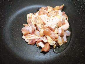 锅里加入花生油，油热后加入鸡肉快速滑散