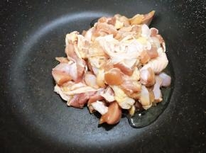 锅里加入花生油，油热后加入鸡肉快速滑散