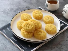 做好的绿豆糕盖上保鲜膜放入冰箱冷藏2小时，吃起来更美味