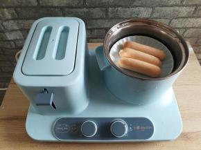 开大火烧一锅热水，水开后放入脆皮肠隔水蒸8分钟，如果用的是熟的脆皮肠，可以不用蒸