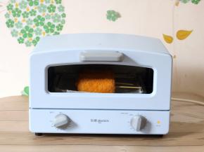 香肠芝士卷放入烤箱里，上下火200度烤8分钟左右，香肠本身已经蒸熟，只要把芝士片烤到有些融化就好了