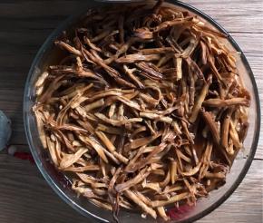 笋干用清水，提前浸泡一晚上