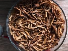 笋干用清水，提前浸泡一晚上