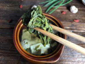 蒸好的豆腐取出，夹去艾叶和姜片丢弃