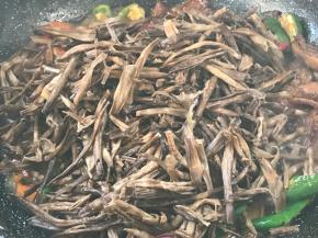 倒入笋干，翻炒均匀