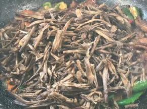 倒入笋干，翻炒均匀