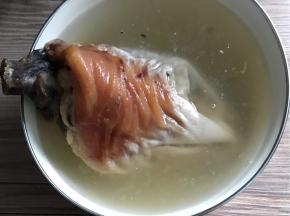 提前把腊肘子用淘米水浸泡一晚上