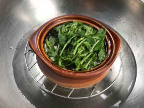 加入艾叶和适量清水，热水下锅蒸半小时